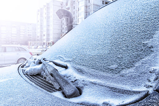 coche nieve eliminar hielo de la luna del coche con alud